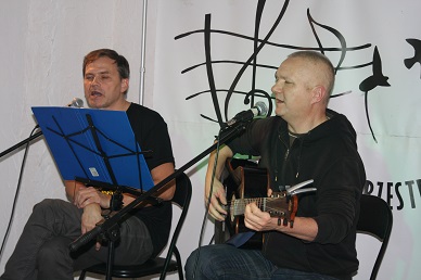 Na scenie dwóch mężczyzn, śpiewają.