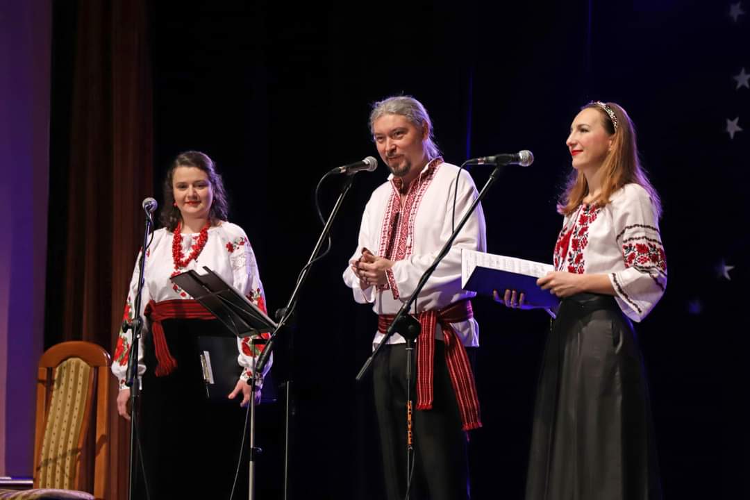 diwe wokalistki i wokalista w strojach ukraińskich , spiewają